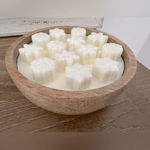 Snowflake candle.  5 inches.  Sent: White linen.